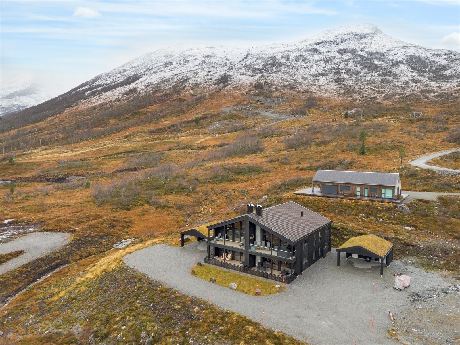 Eiendommen er beliggende i et relativt flatt terreng med naturtomt og gruset innkjørsel. Galleribilde