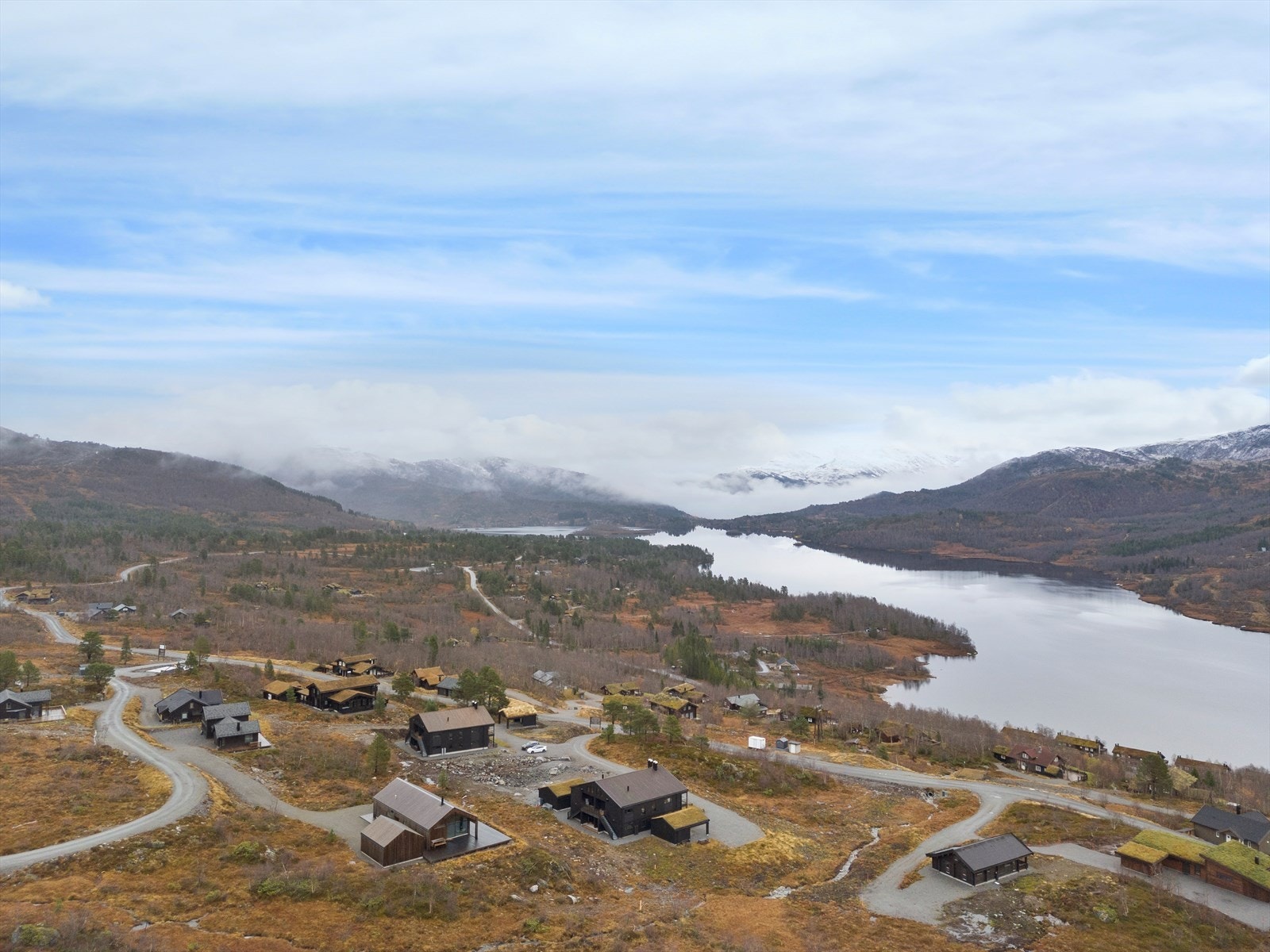 Fra eiendommen er det fri utsikt mot innsjøen og omkringliggende fjellområder. Galleribilde