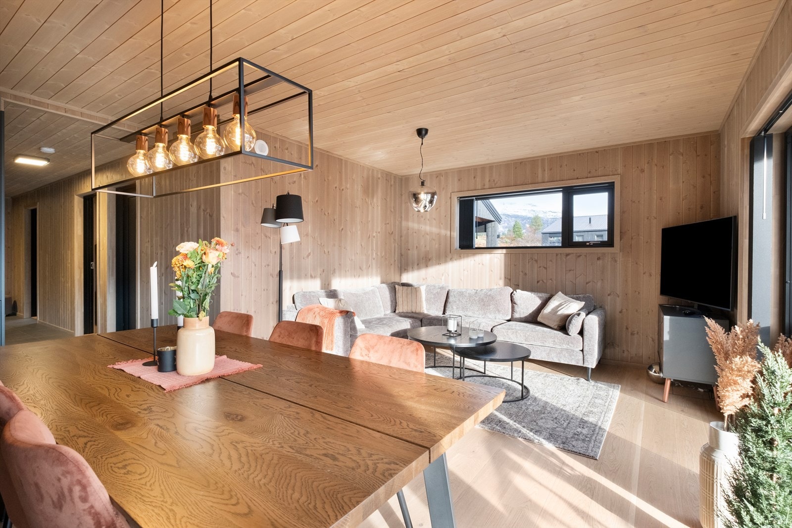 Panel på vegger og tak gir en varm atmosfære i stue/kjøkken. Galleribilde