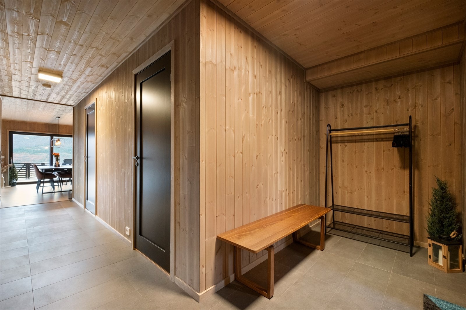 Flislagt gulv med varmekabler gir en komfortabel entré med effektiv oppvarming. Galleribilde