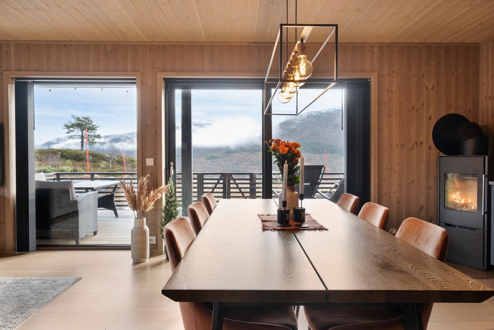 Utgang til terrasse gir enkel tilgang til uteområdet på 22 kvm fra stue/kjøkken. Galleribilde