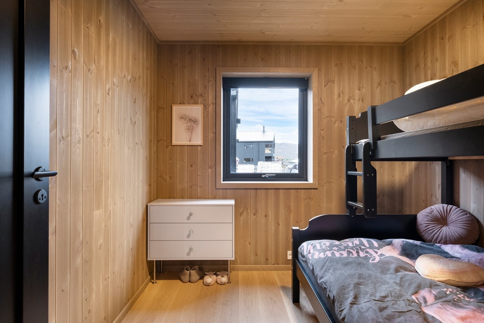 Trepanel på vegger og himling gir en varm og naturlig følelse i rommet. Galleribilde