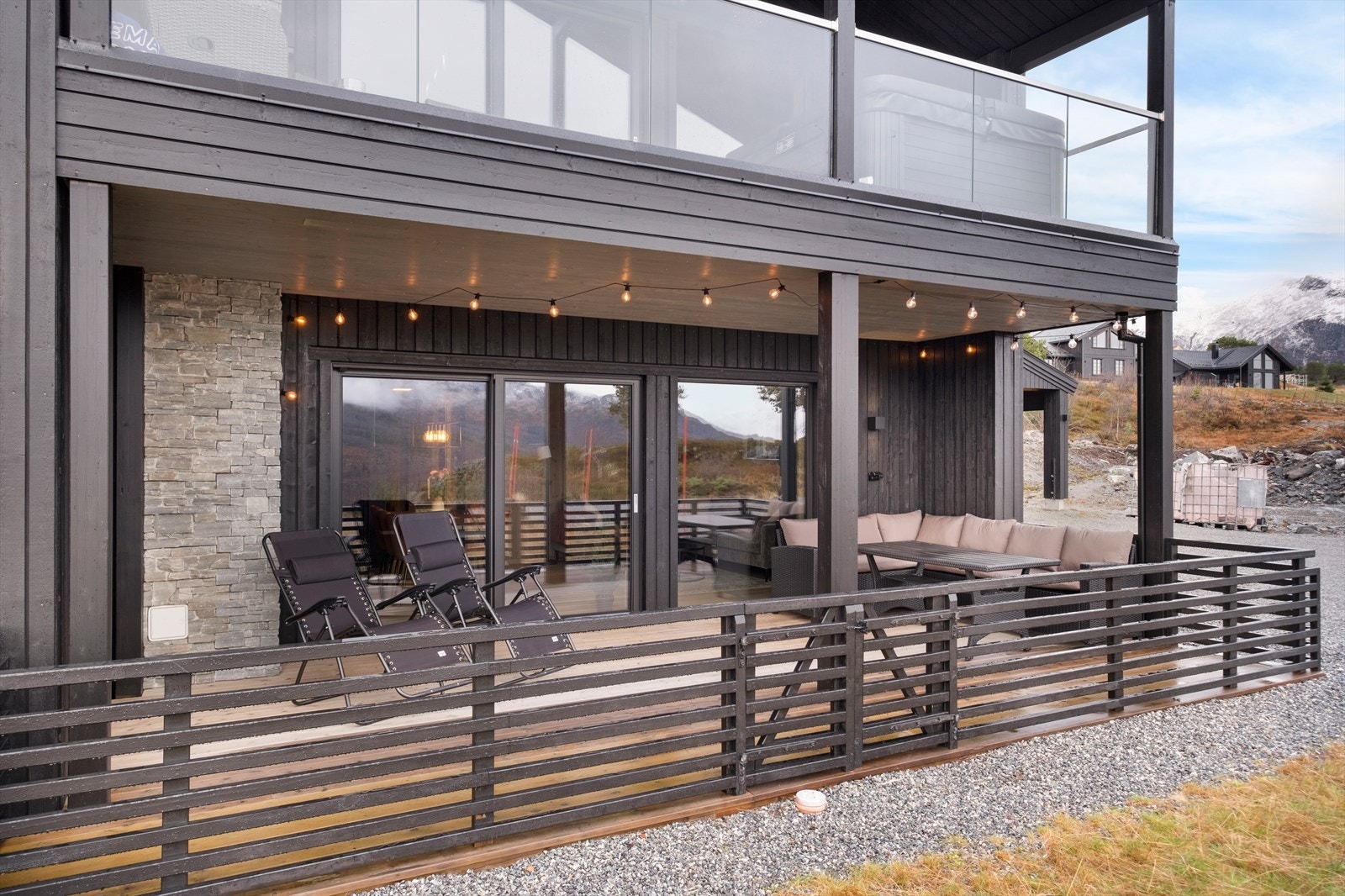 Terrassen mot sør er oppført i trekonstruksjoner med terrassebord på gulv og rekkverk av treverk. Galleribilde