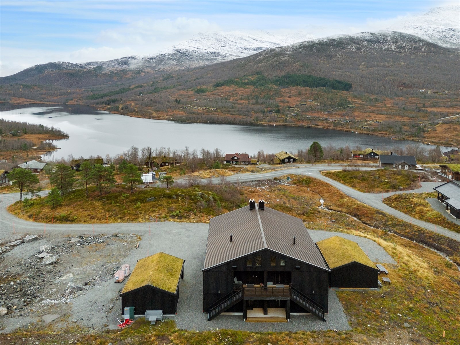 Boligen har en flott utsikt mot fjellene og ligger i et naturskjønt område. Galleribilde