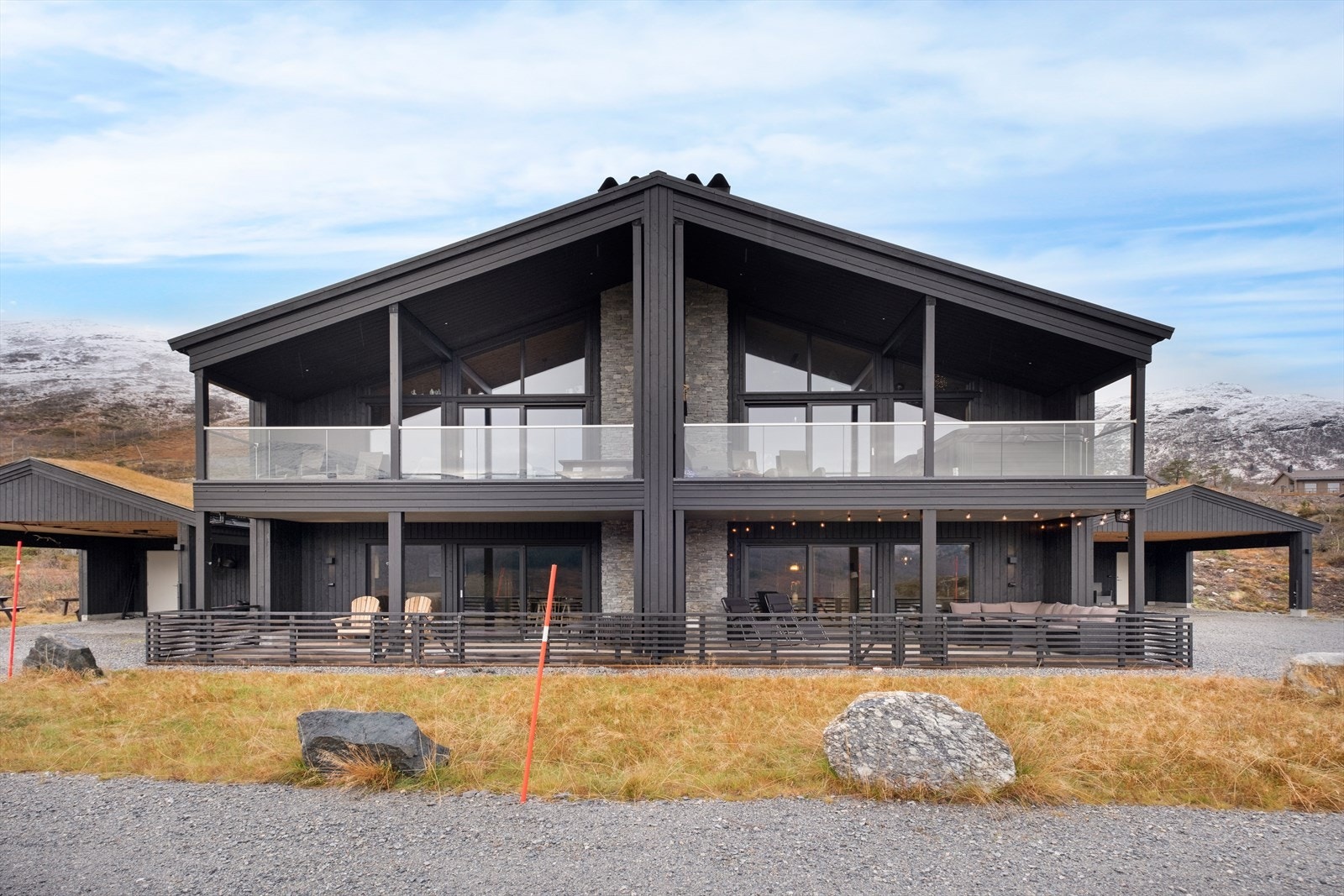 Boligen har en sørvendt terrasse med trekonstruksjoner, som gir god utsikt og lysinnslipp. Galleribilde