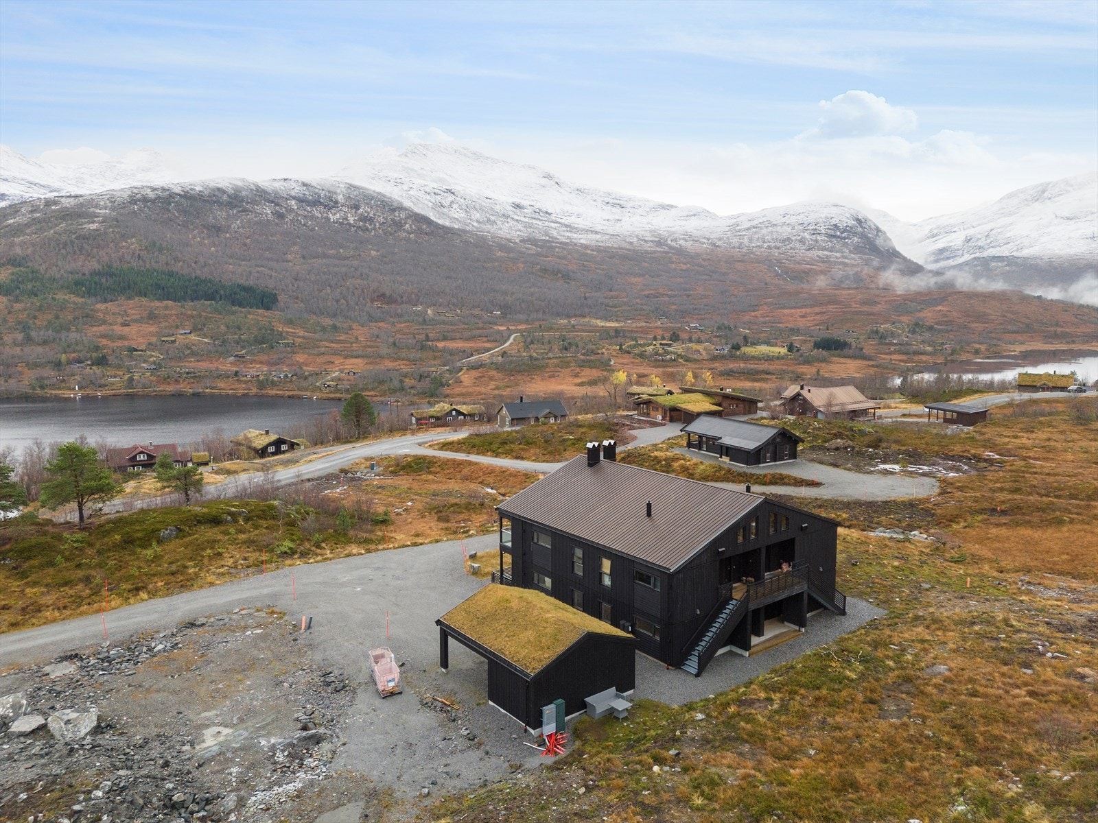 Gruset innkjørsel og biloppstillingsplass gir enkel adkomst til eiendommen. Galleribilde