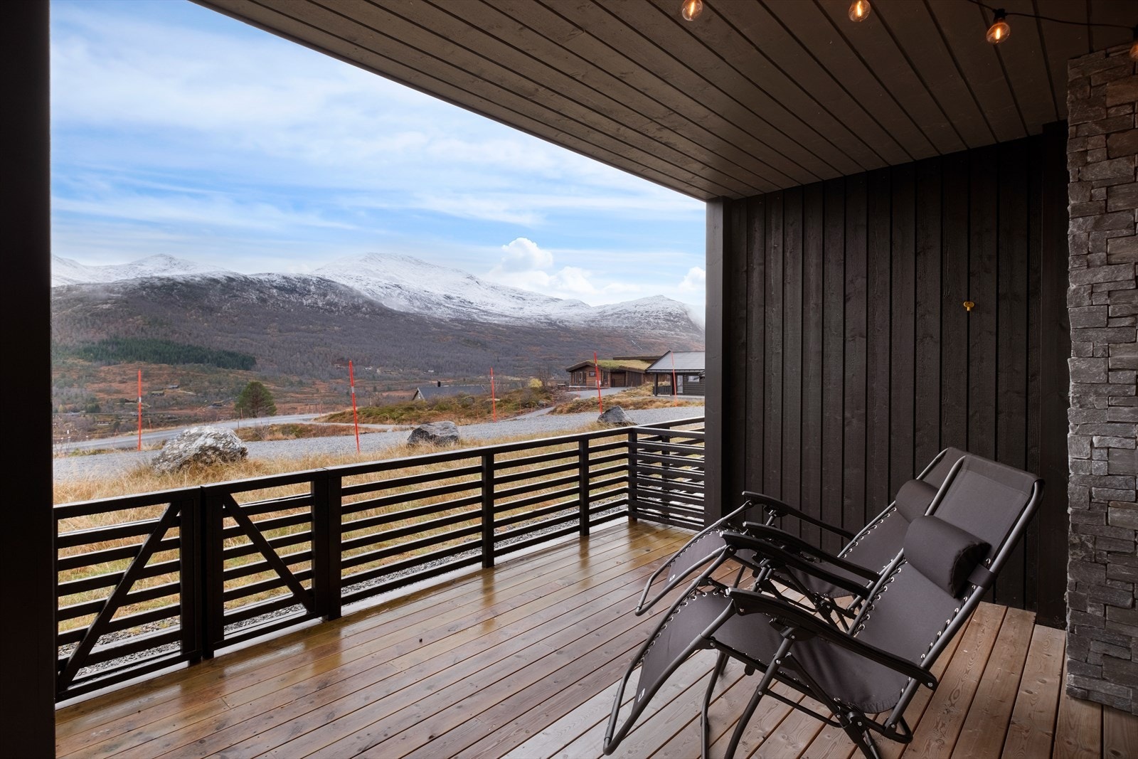 Terrassen har en gruset biloppstillingsplass i nærheten av naturtomten. Galleribilde