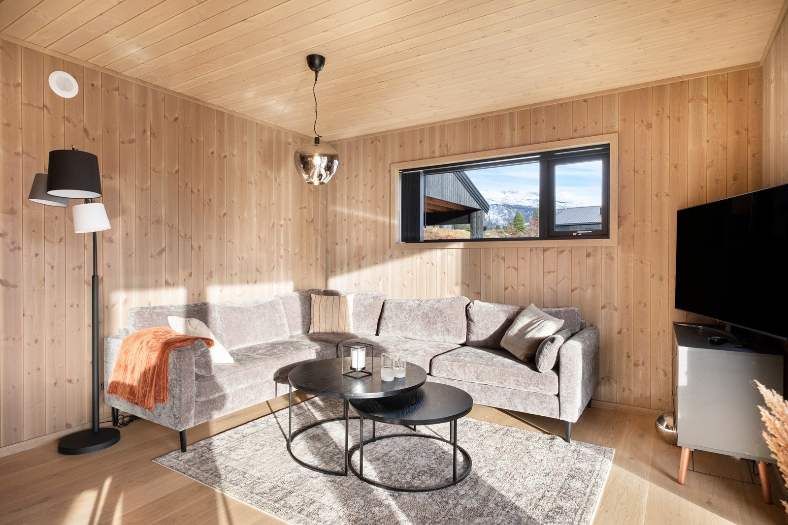 Sollys fra vinduer gir en naturlig lyssetting i stuen. Galleribilde