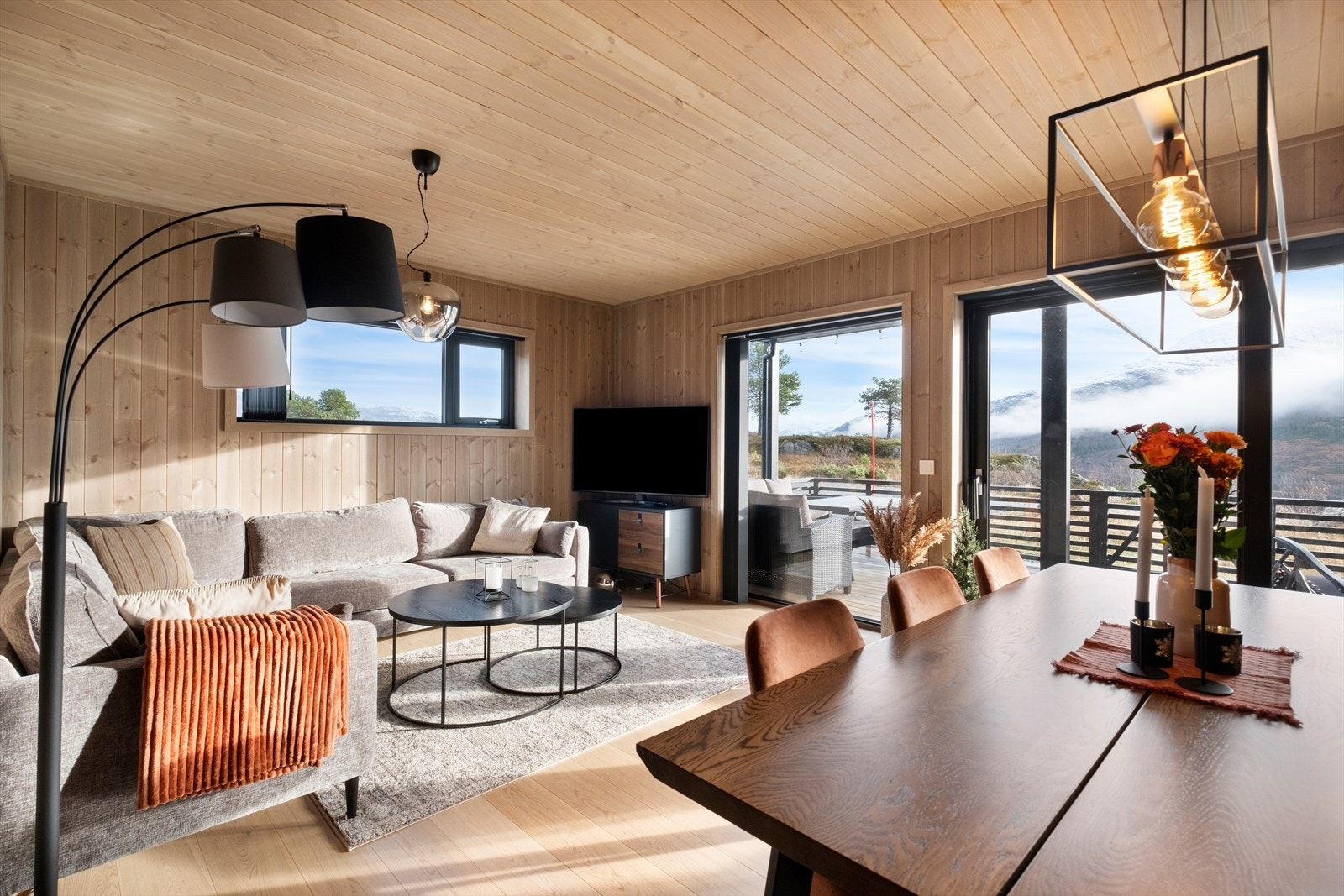 Plass til spisebord i tilknytning til oppholdsrommet gir fleksibilitet. Galleribilde