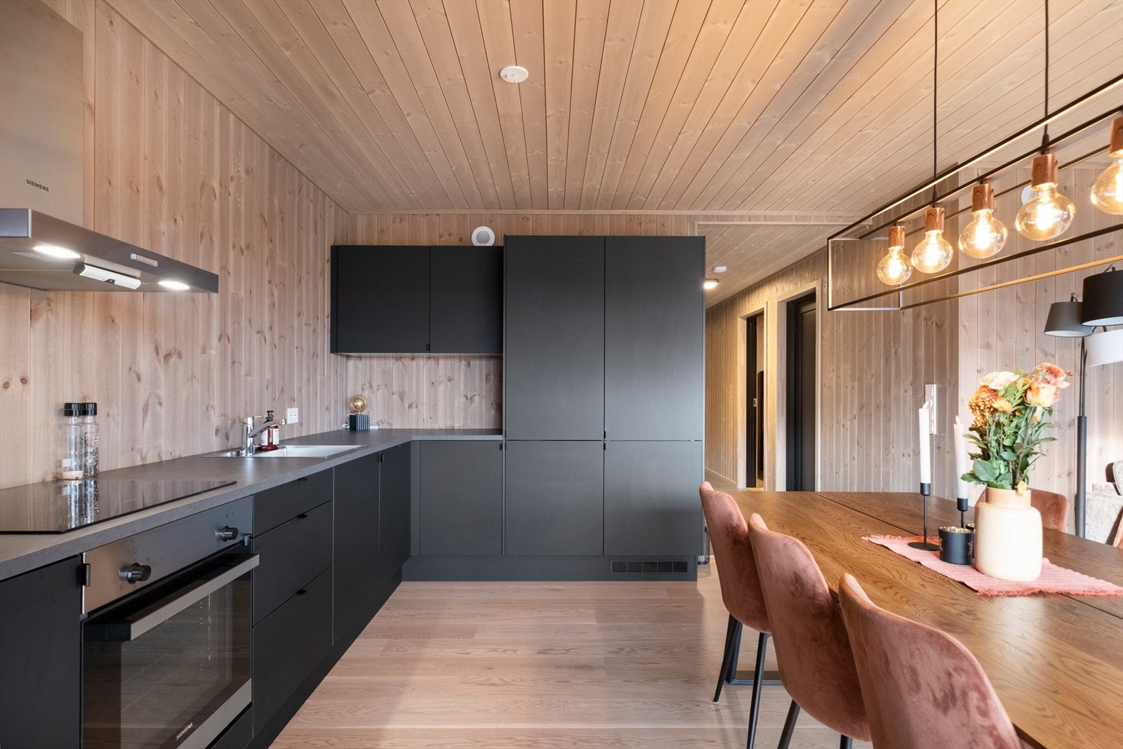 Laminat benkeplate med nedfelt oppvaskkum gir et praktisk kjøkkenområde. Galleribilde