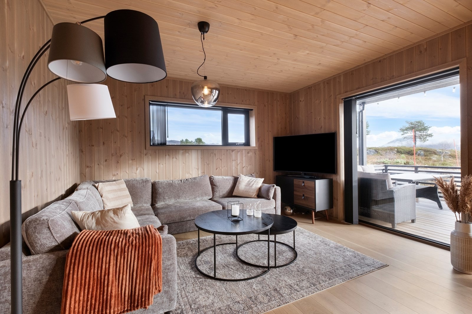 Stue med parkett og panel gir et tidløst interiør. Galleribilde