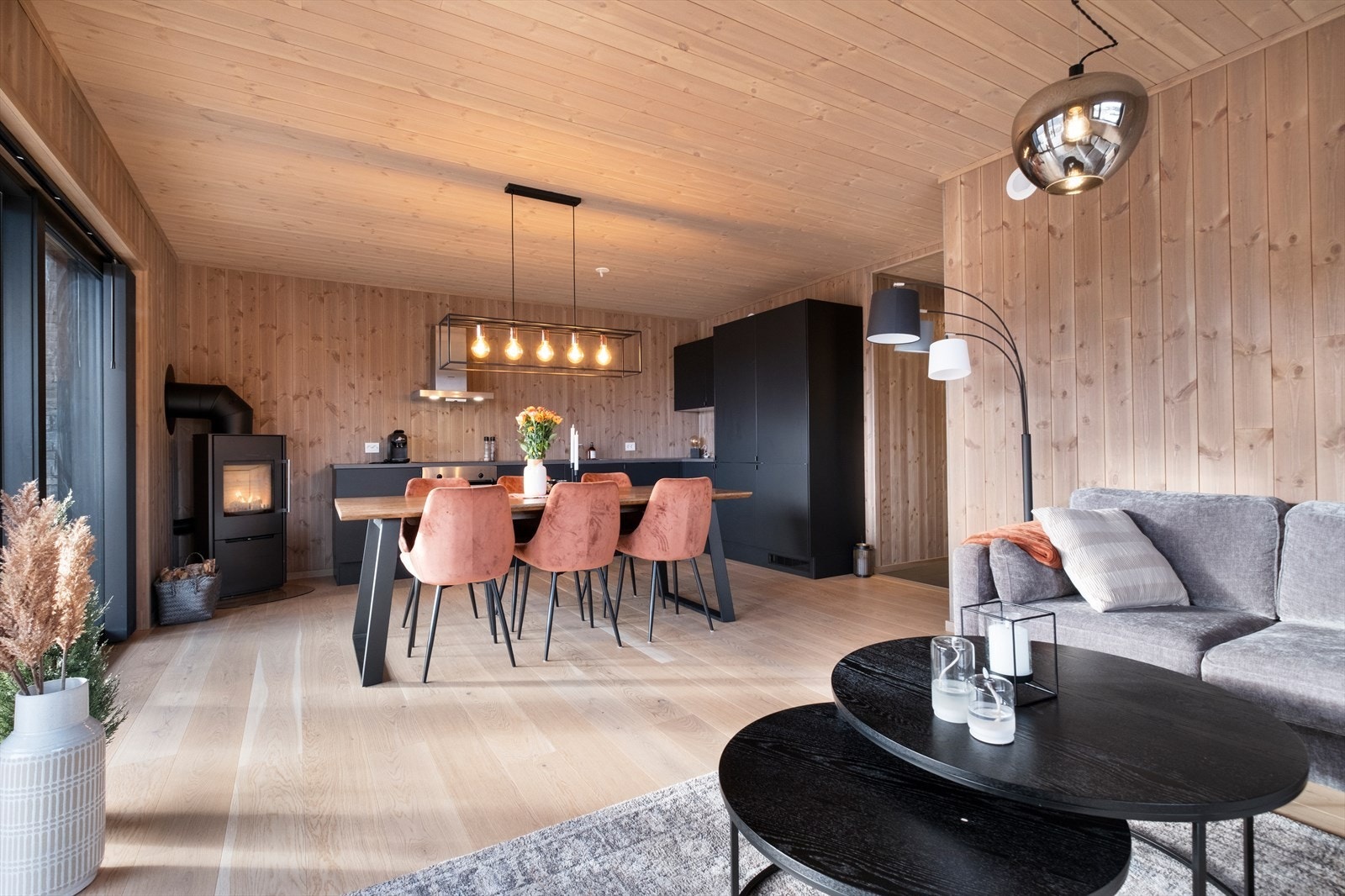 Spisebordet er strategisk plassert for å dra nytte av naturlig lys. Galleribilde