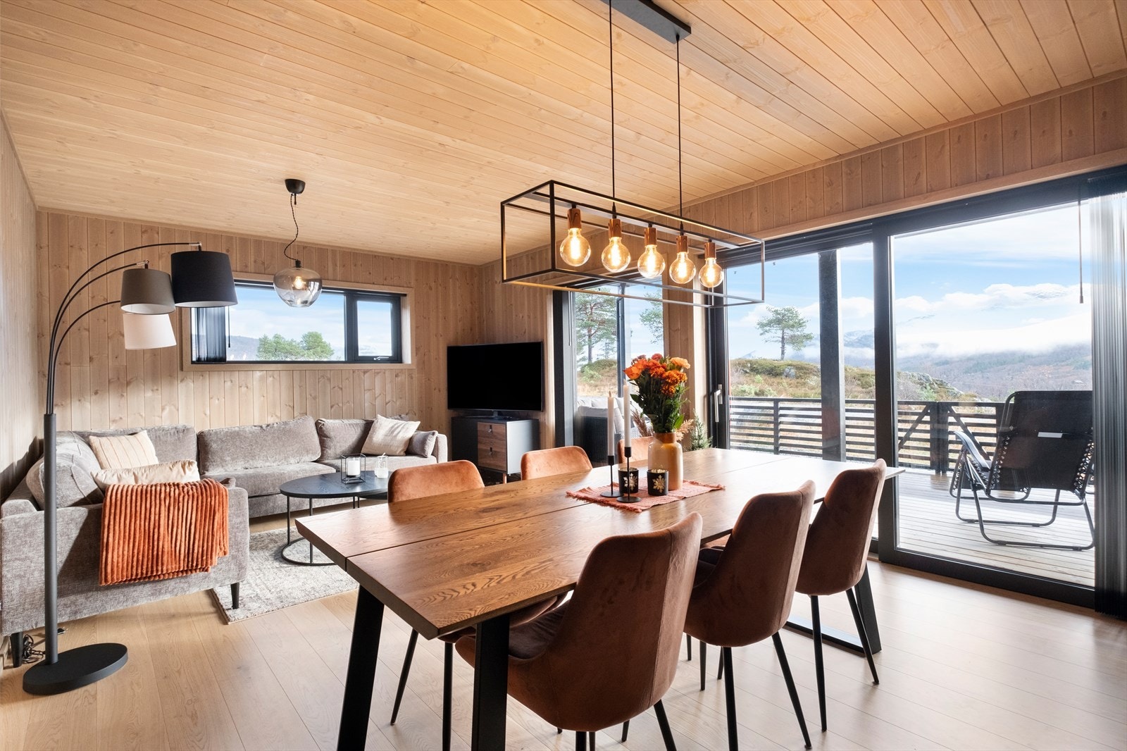 Vedovn bidrar med jevn varme i stuen, perfekt for kjølige dager. Galleribilde