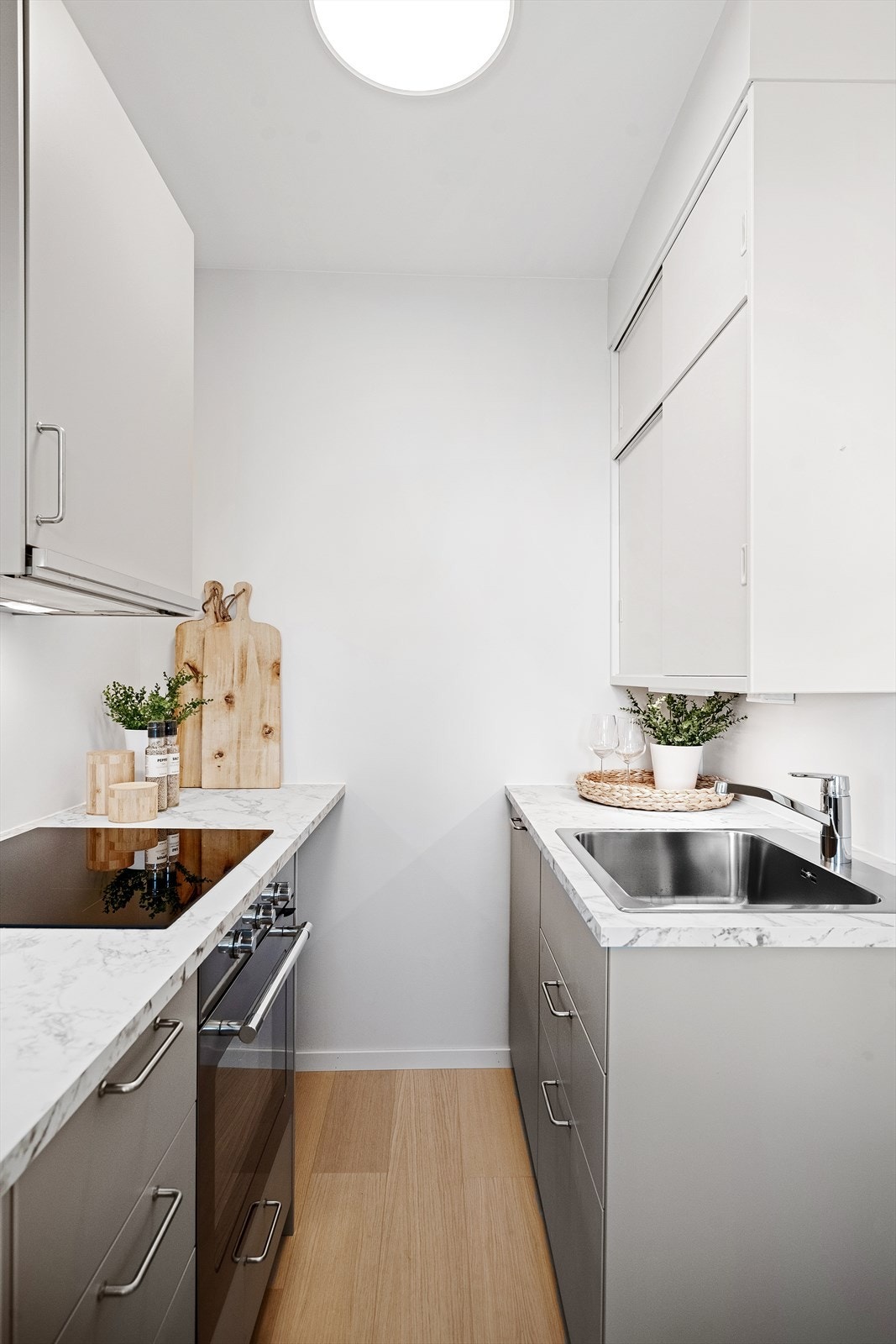 Kjøkken med integrert platetopp, stekeovn og oppvaskmaskin Galleribilde