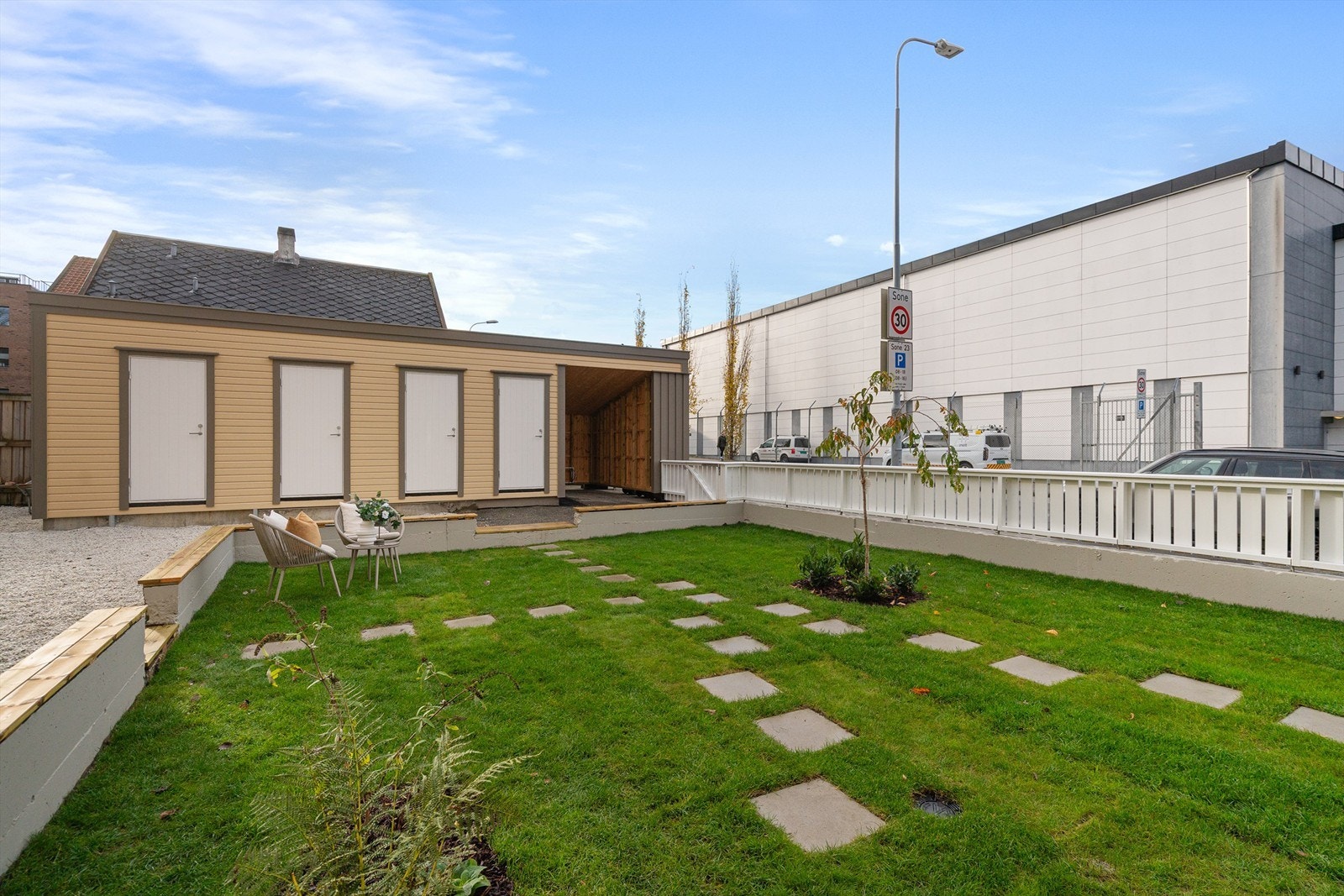 Leiligheten disponerer 2 boder i fellesrekke (1 for leilighet og 1 for hybel), samt felles sykkelbod Galleribilde