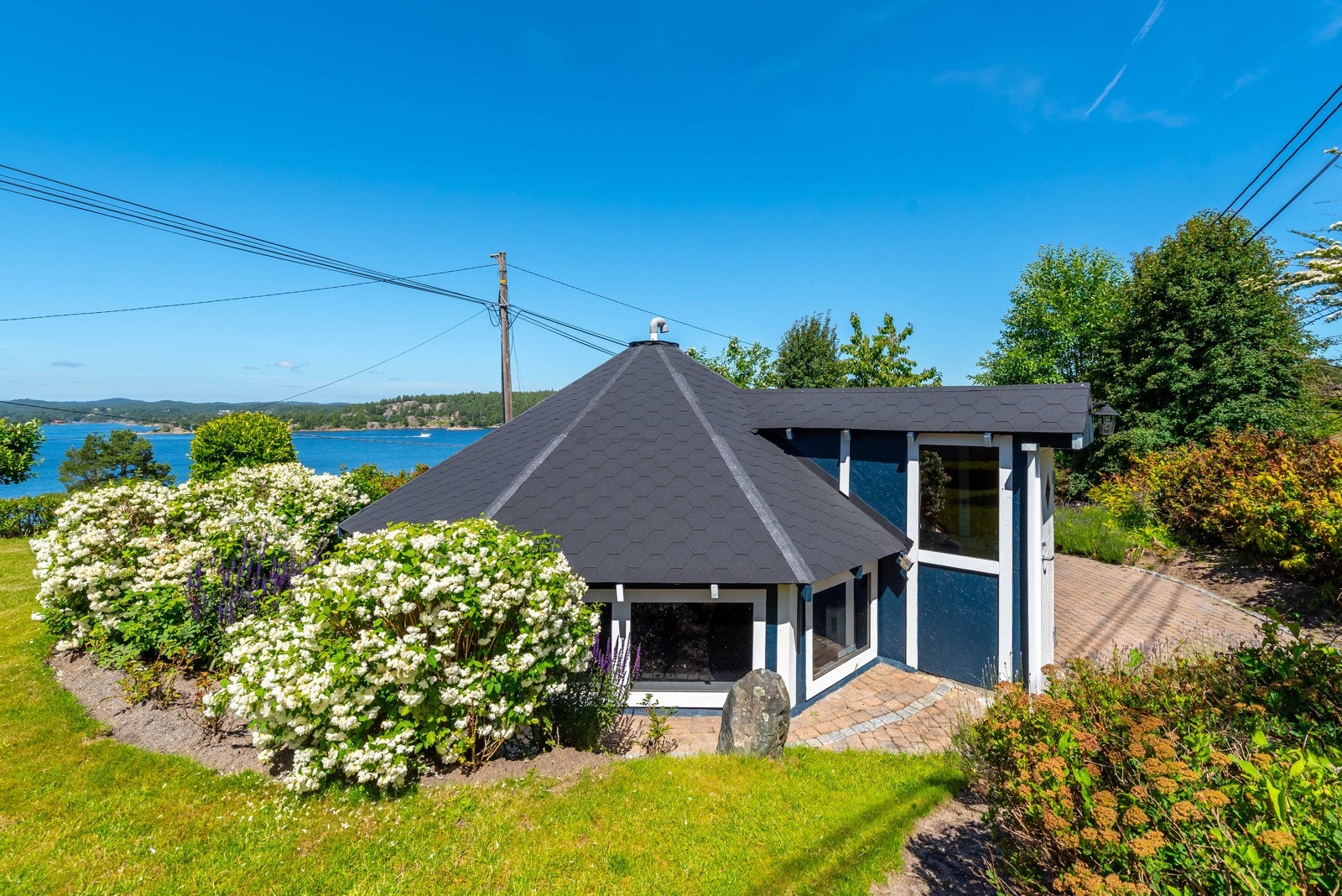 Utvendig basseng med overbygg. Her er også lagt beleggningsstein rundt. Galleribilde