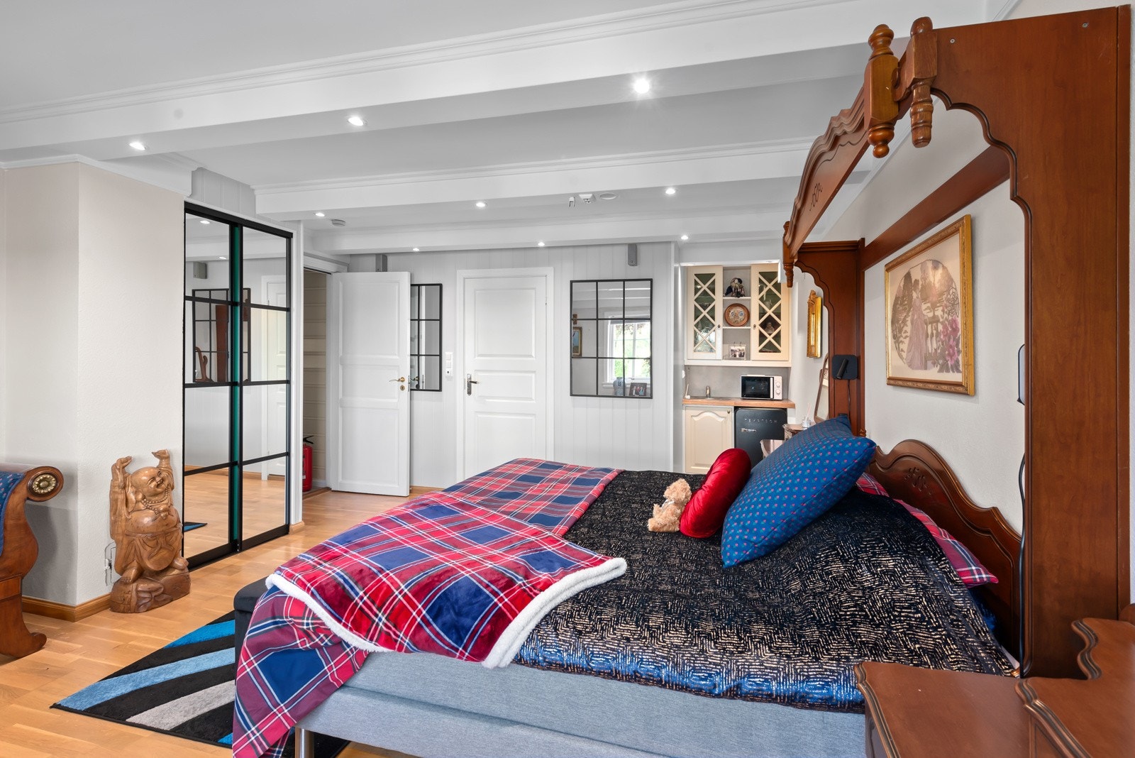 Det er montert mye downlights rundt om i boligen som gir en fin belysning. Galleribilde