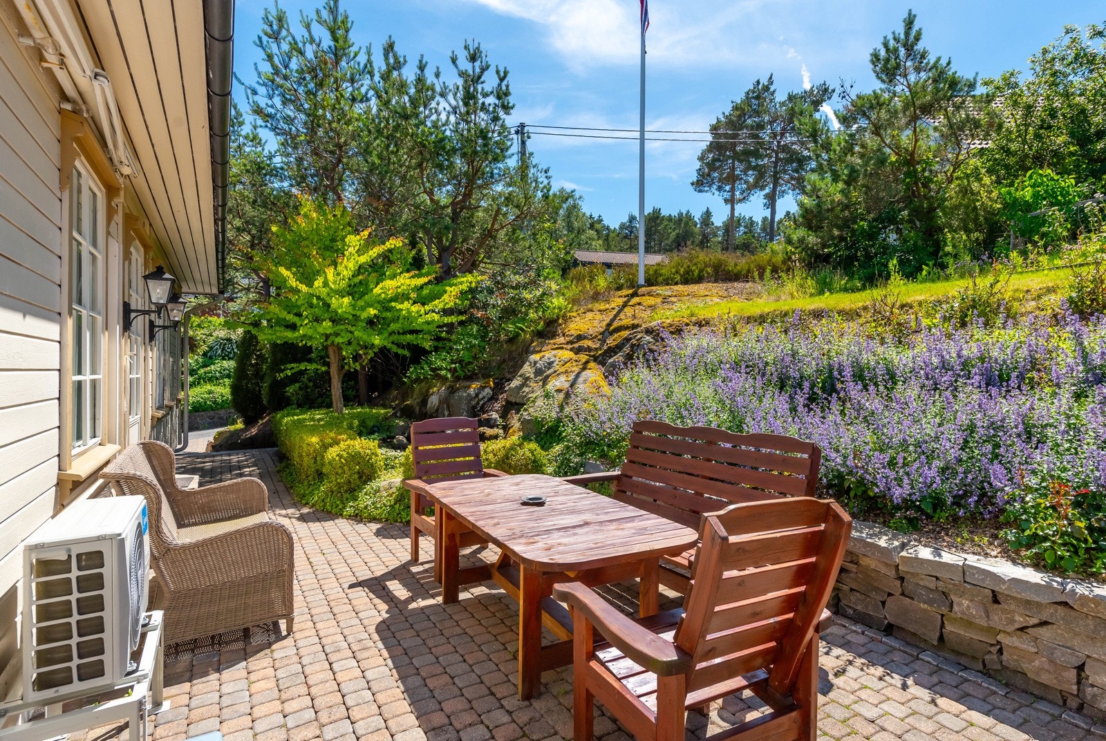 Fine uteplasser å spise et godt måltid med familien. Også her er det montert markise. Galleribilde