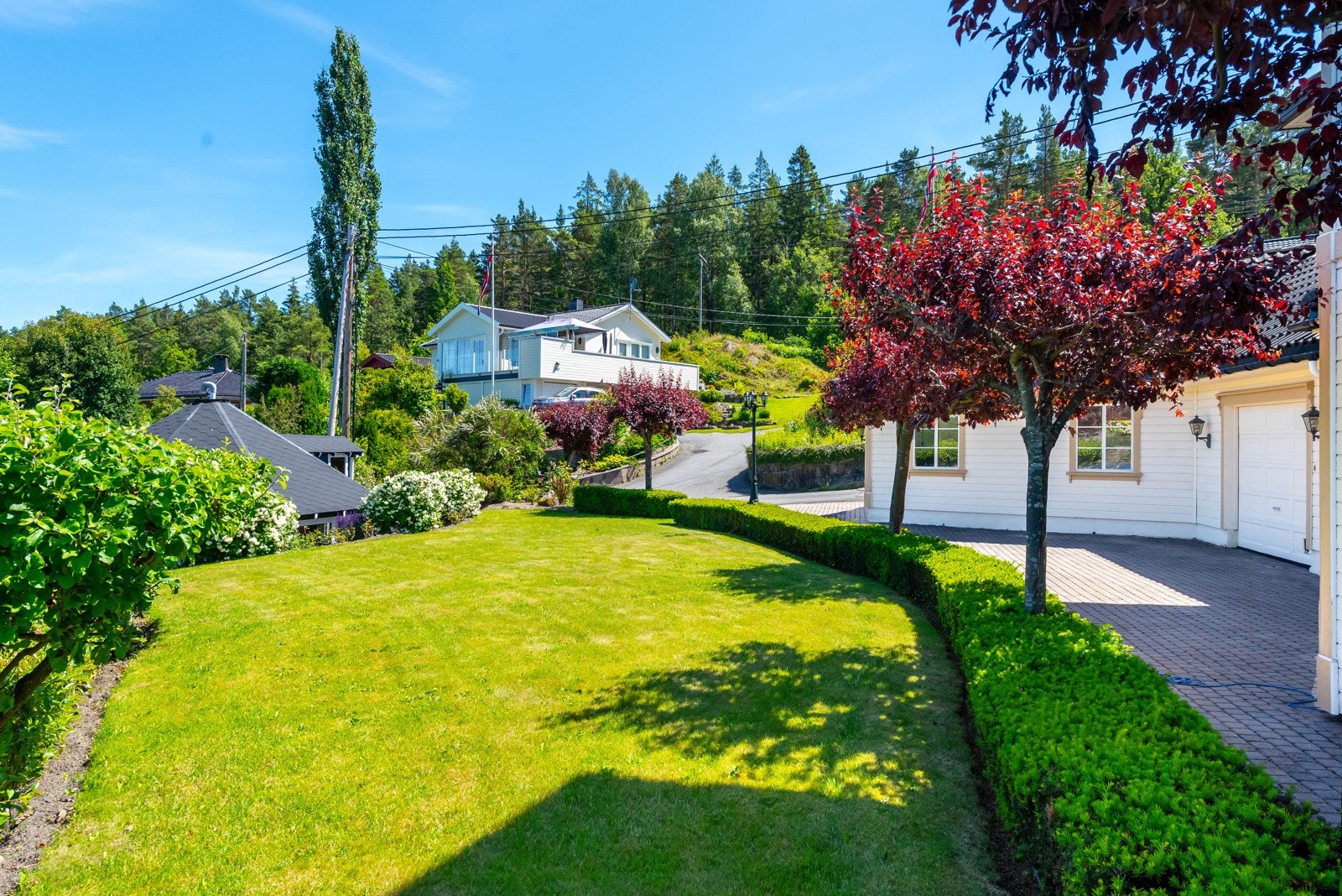 Parkmessig opparbeidede uteområde rundt huset. Galleribilde