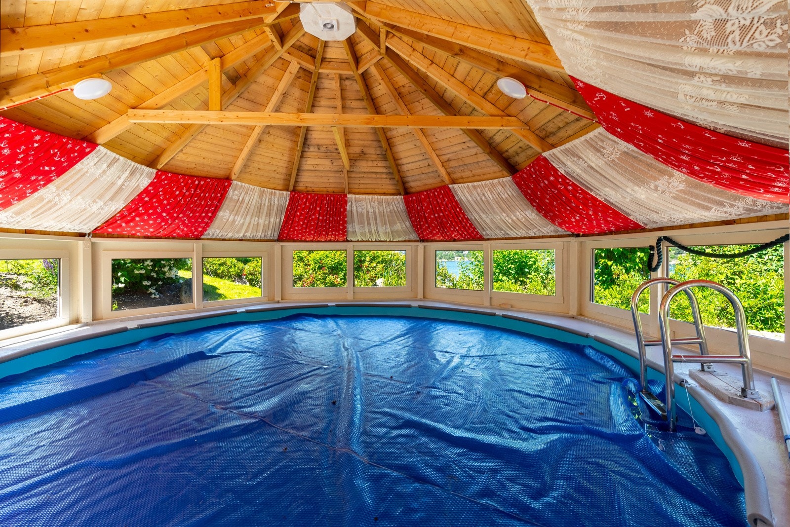 Vinduer rundt hele overbygget for lys og utsikt. Bassenget er oppvarmet. Galleribilde