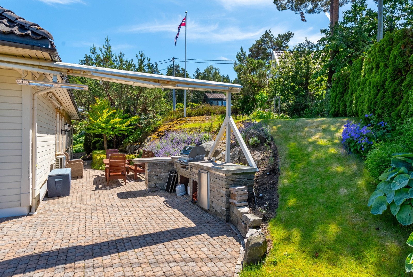 Utekjøkken hvor man kan tilberede måltider for hele familen en fin sommerkveld. Stor markise som kan kjøres ut. Galleribilde