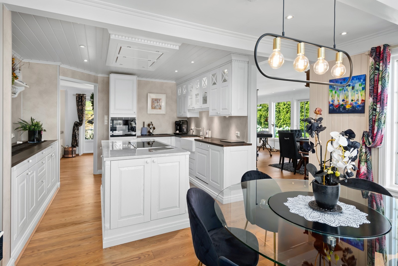 Moderne kjøkken med høy standard. Galleribilde