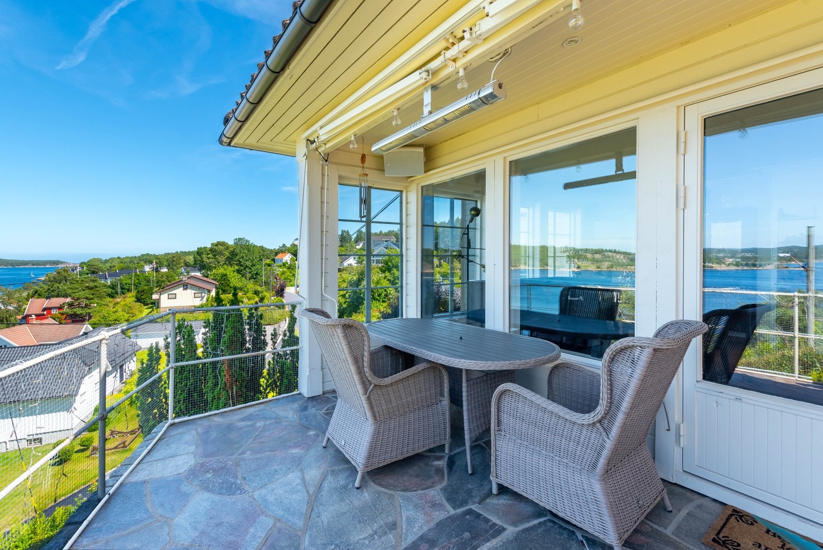 Det er flere store elektriske markiser. Galleribilde