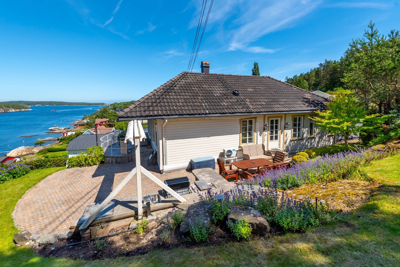 Det er hyggelige utearealer på begge sider av huset. Galleribilde