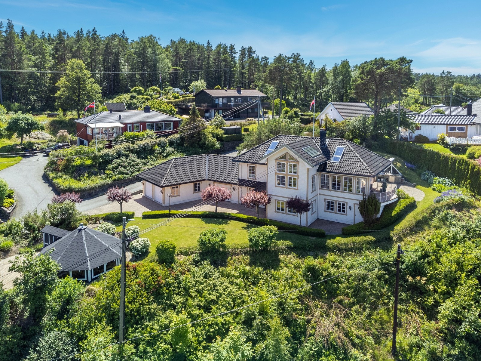 En prakteiendom på nydelig utsiktstomt! God standard. 6 soverom, 3 stuer, basseng m.m. Galleribilde