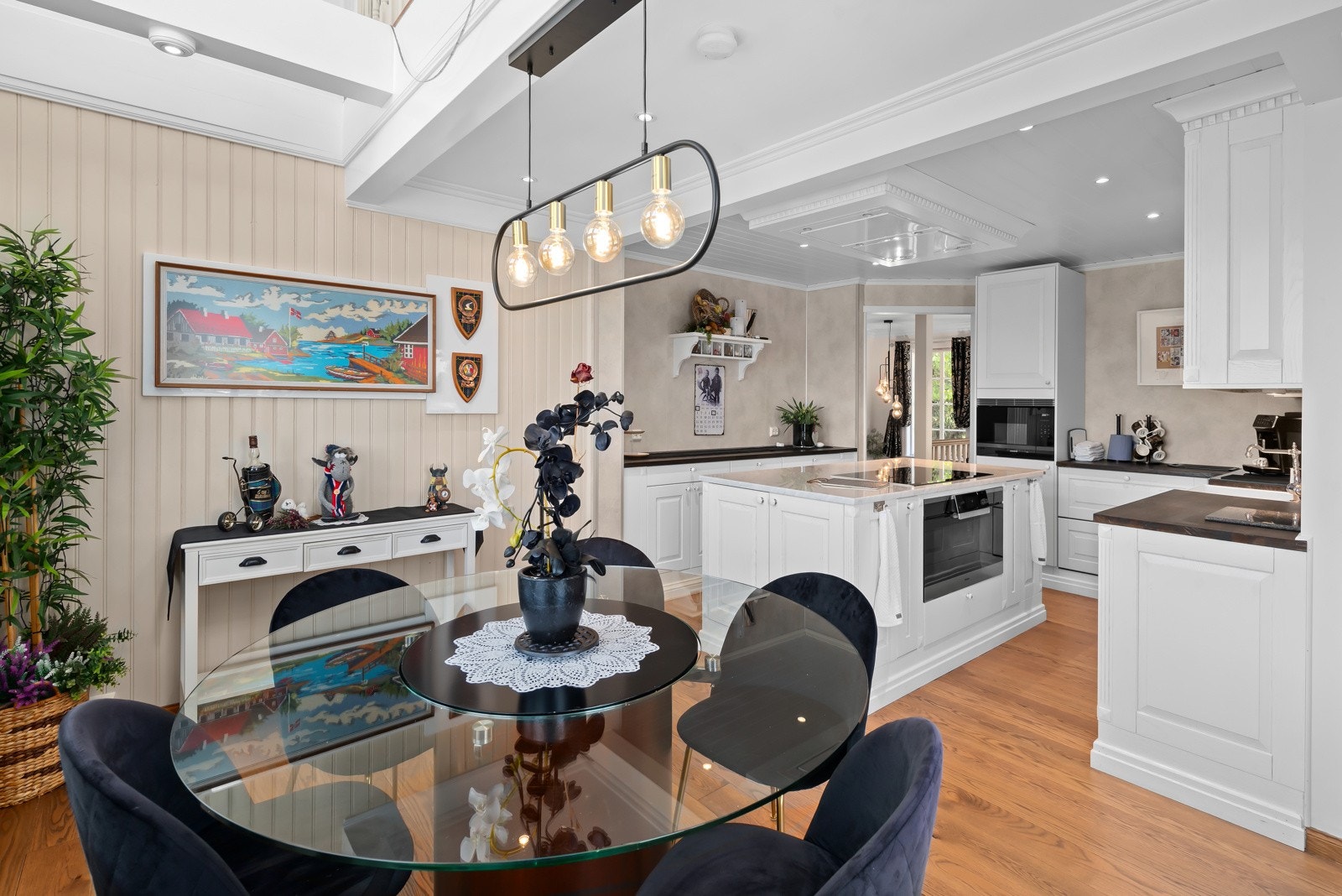 Moderne kjøkken med høy standard. Galleribilde