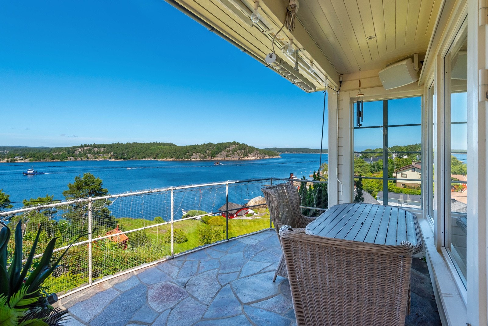 Her kan man også sitte under tak og det skulle dryppe litt fra himmelen. Stor markise, lydanlegg og varmelampe er montert. Galleribilde