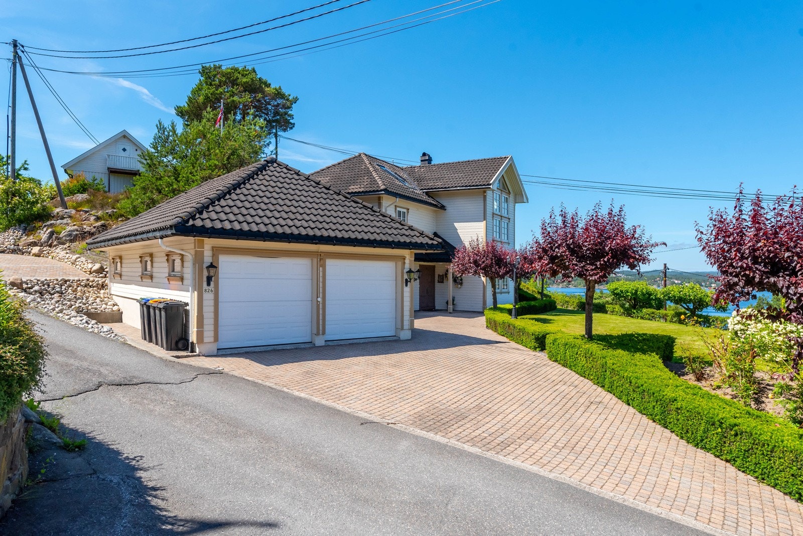 Totalt 3 garasjer på eiendommen. Pent opparbeidet med beleggningsstein i oppkjørselen. Galleribilde