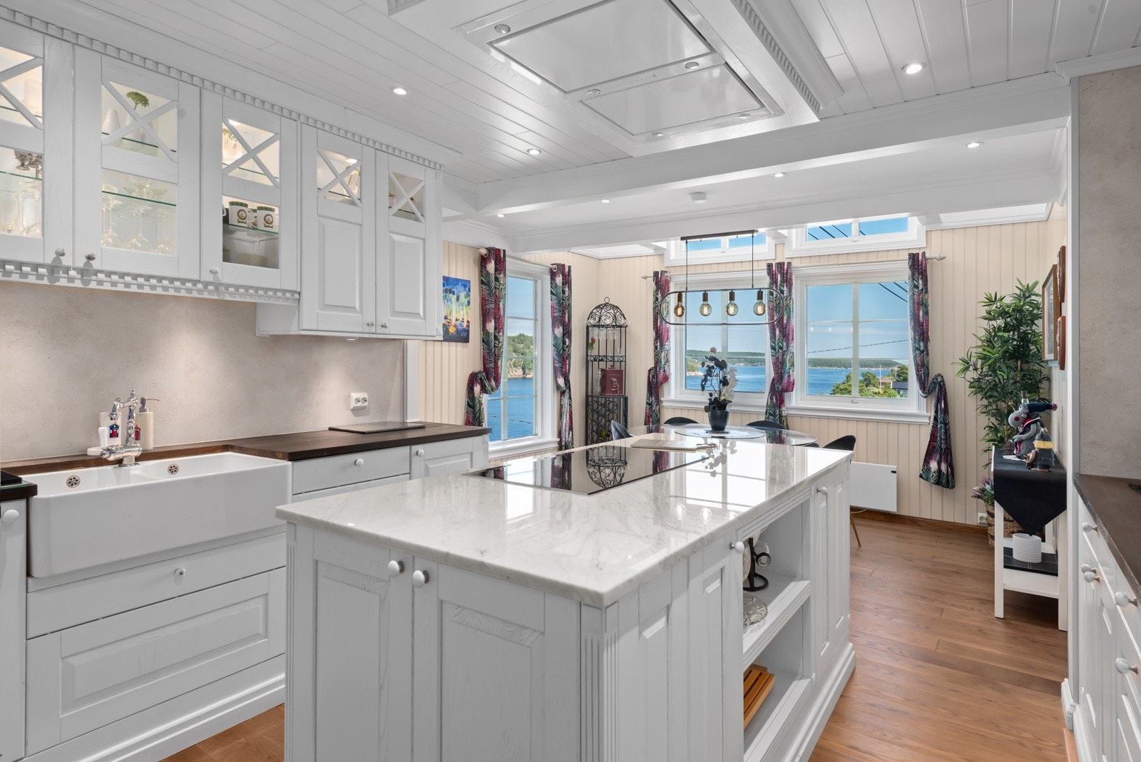 Praktisk kjøkkenøy med steinplate. Galleribilde