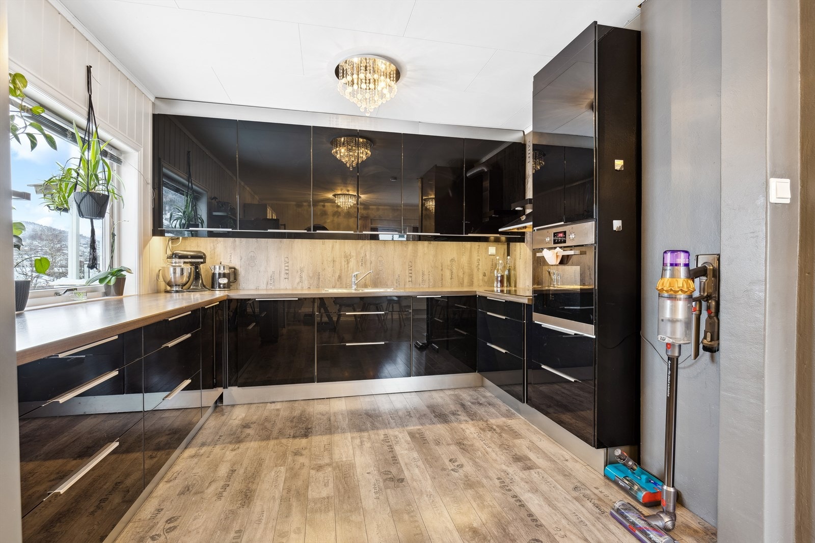 Leiligheten har et flott kjøkken fra 2012 med høyglansede fronter som speiler alt lyset som kommer inn igjennom vinduene Galleribilde