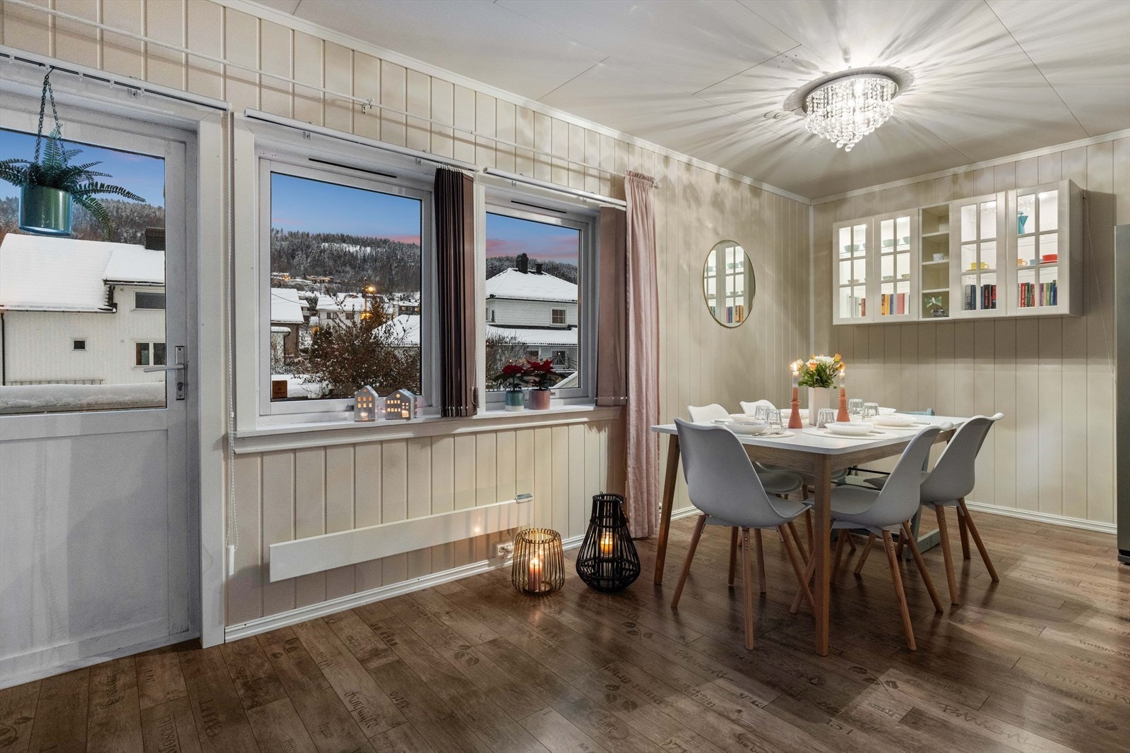 Kveldsbilde fra spisestuen Galleribilde