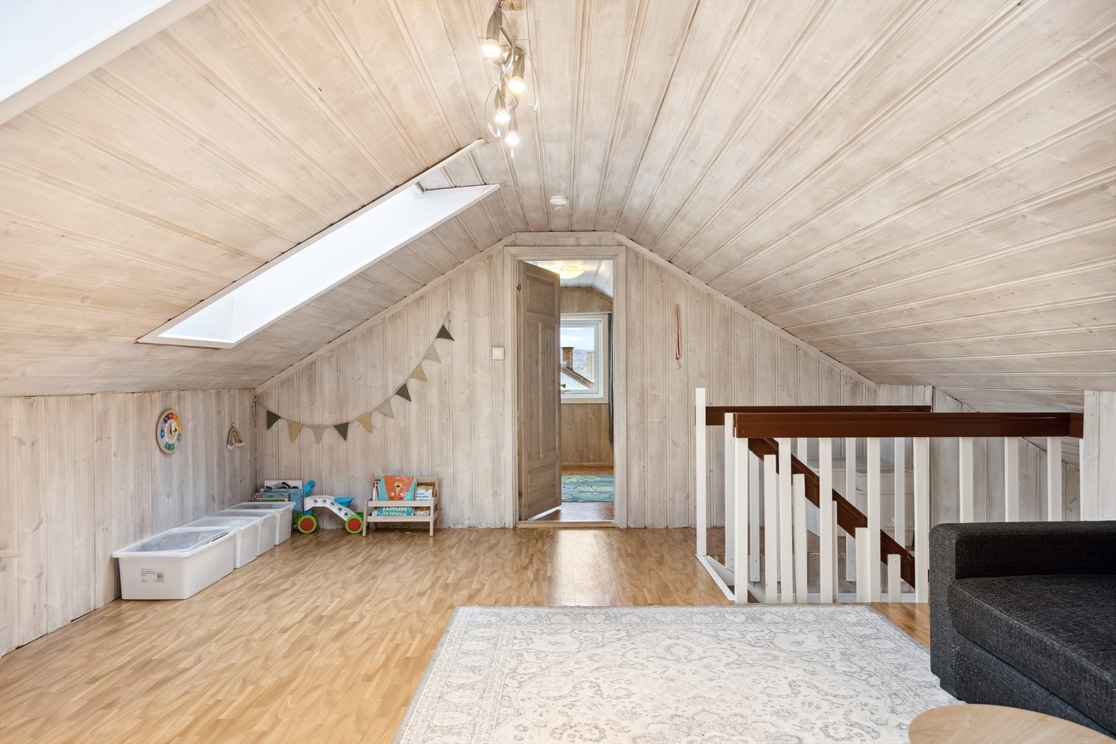 Loftet er innredet med med to soverom og en stue Galleribilde
