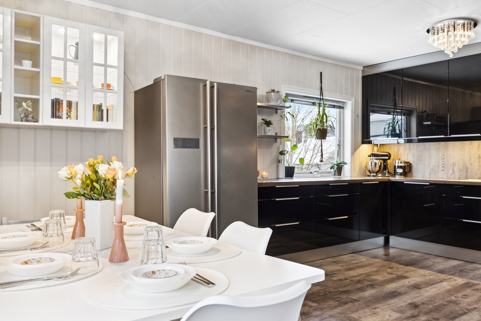 Alle hvitevarer, med unntak av kjøleskapet, er integrerte. Disse inkludert kjøleskapet medfølger i handelen Galleribilde