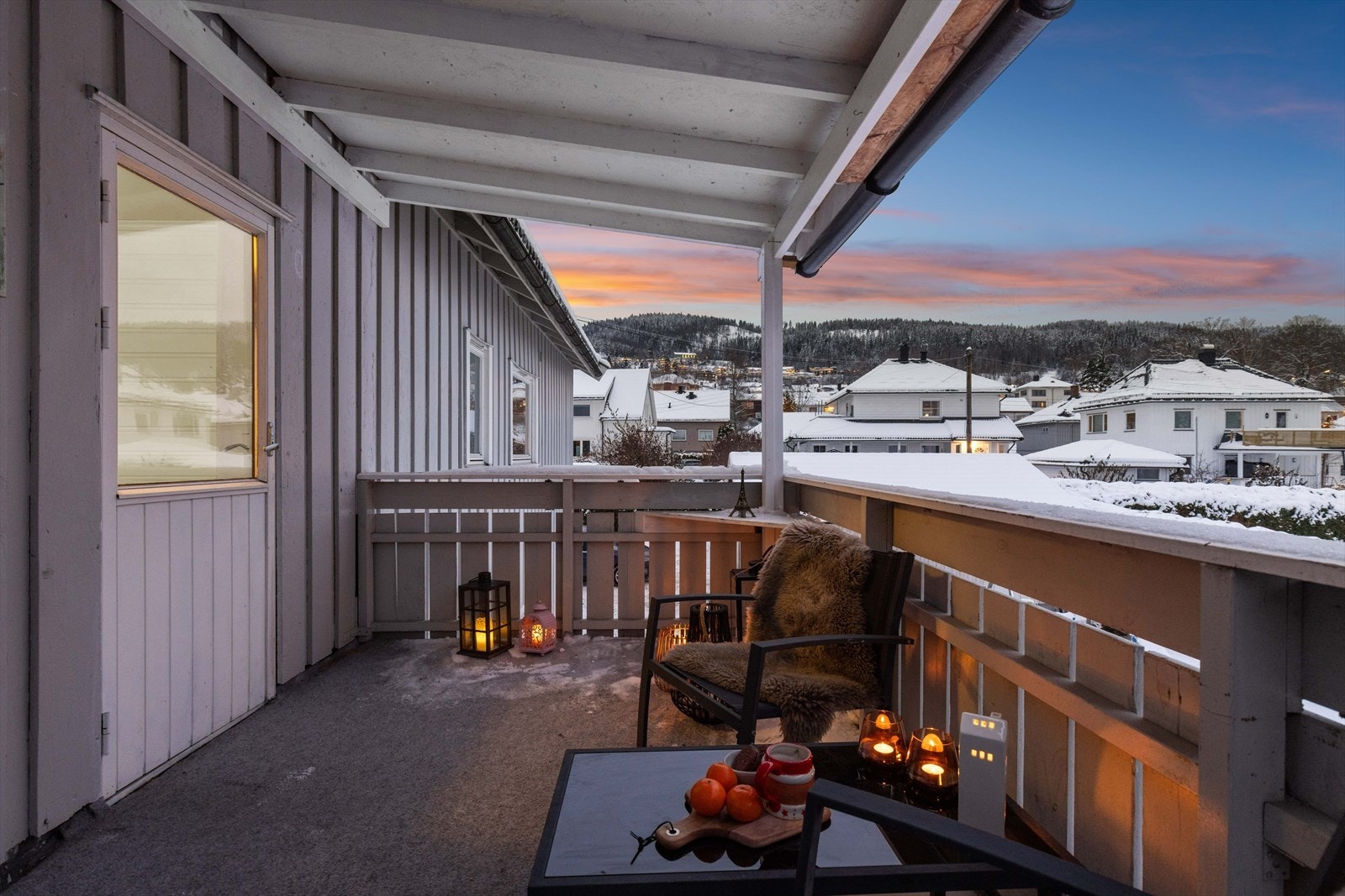 Veradaen som ligger utenfor entréen er overbygget og kan nytes på regnfulle sommerdager Galleribilde