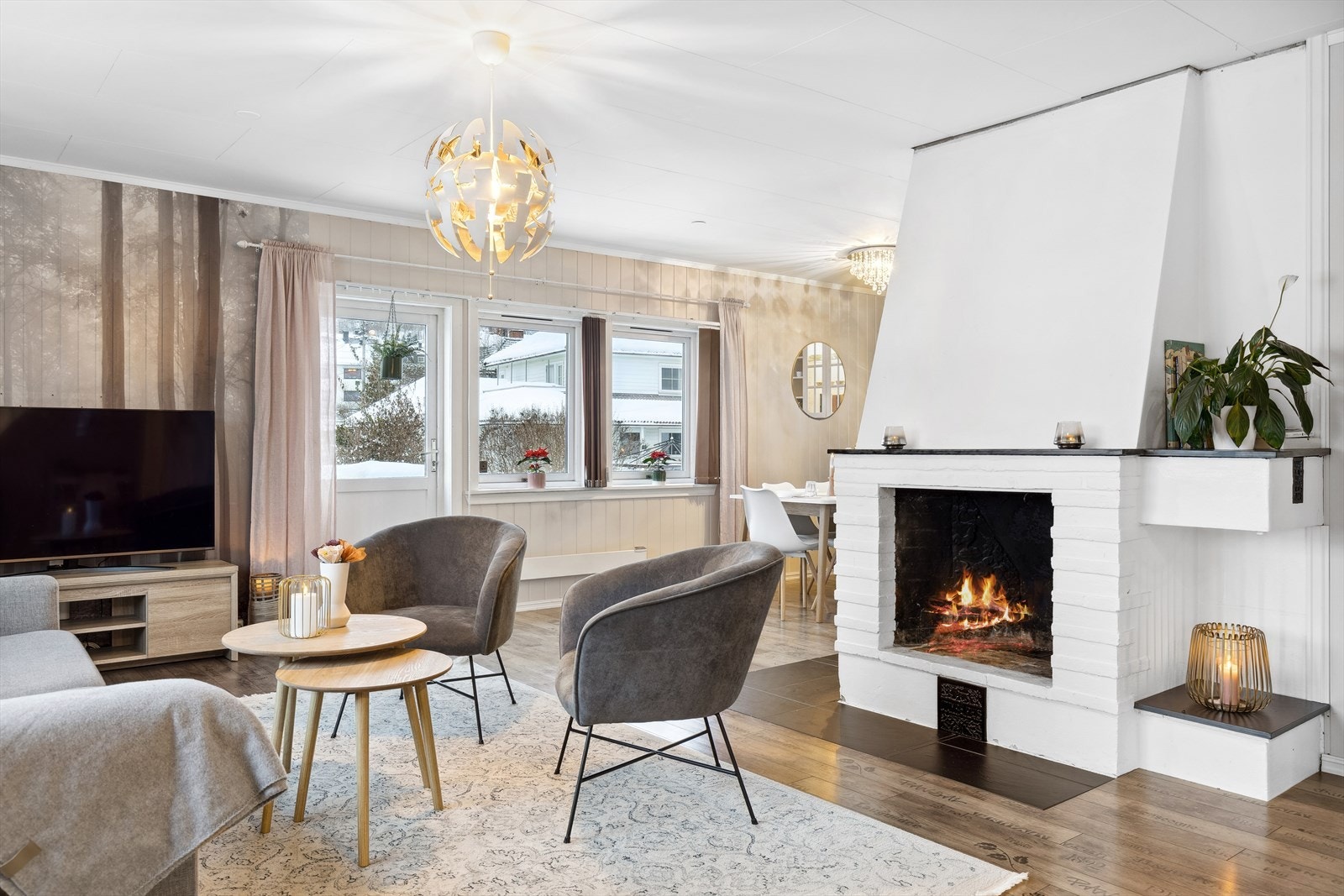 Store vindusflater slipper inn rikelig med naturlig dagslys fra flere himmelretninger, og skaper en behagelig atmosfære Galleribilde