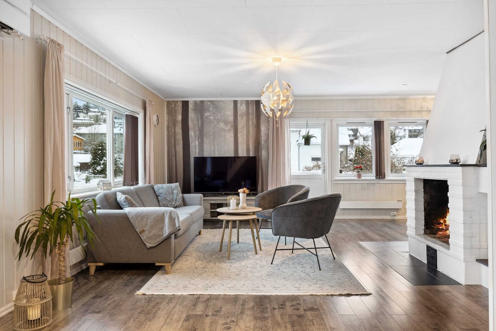 Velkommen inn til en lys og luftig stue med åpen kjøkkenløsning Galleribilde