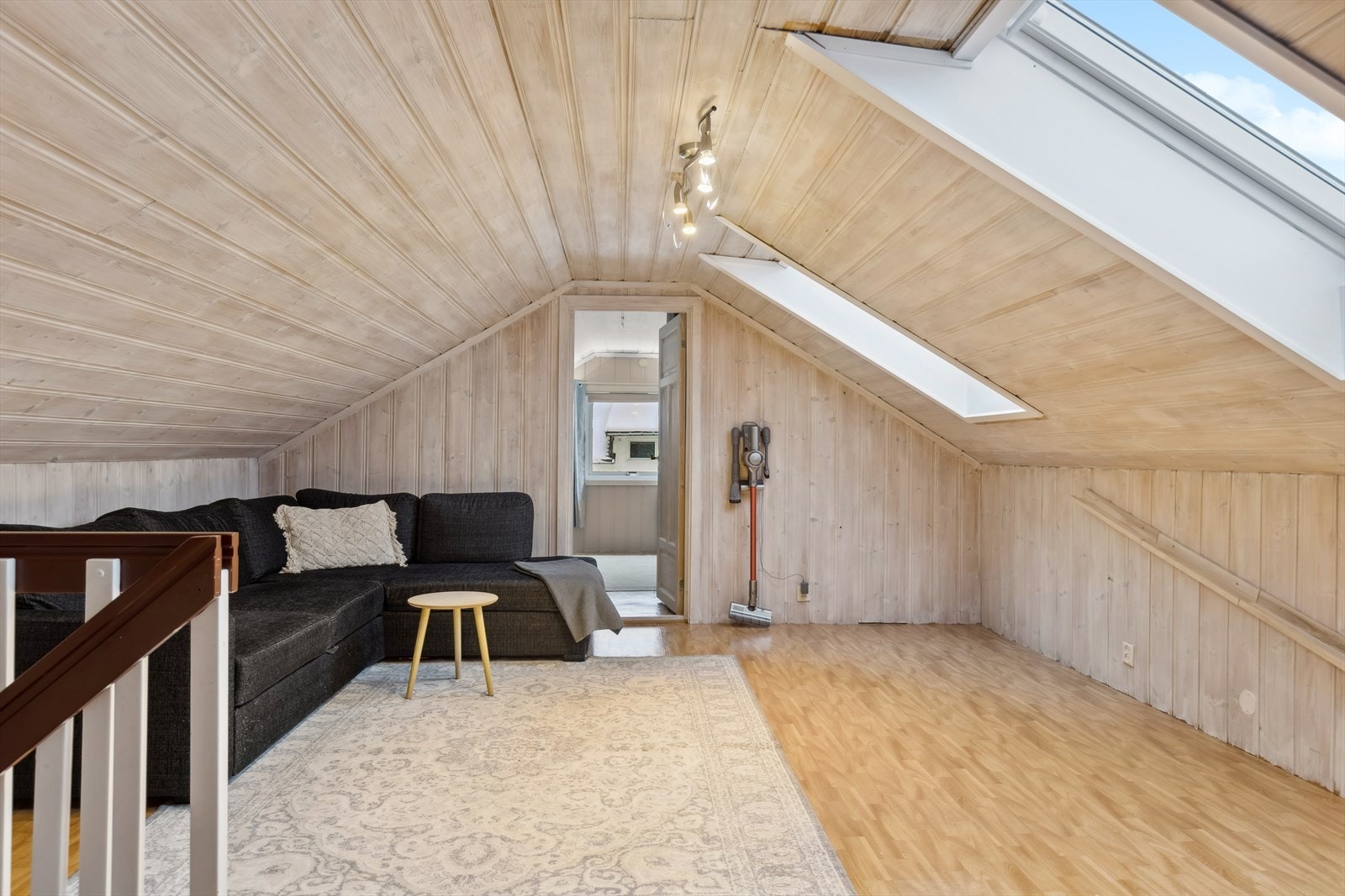 Loftet er innredet i senere tid. Loftstuen nyter flott som ekstra stue, lekerom eller som kontor Galleribilde