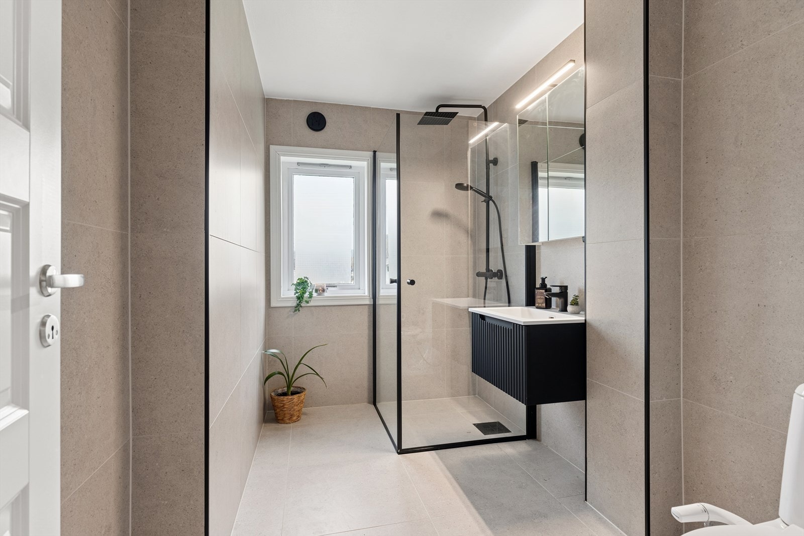 Flislagt baderom i delikate farger med gulvvarme, pusset opp i 2025 Galleribilde