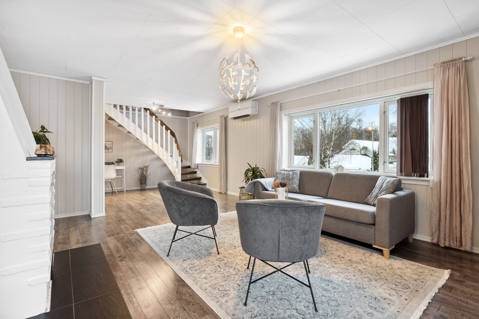 Boligen har stort sett laminat på gulvet og malte panelplater på veggene Galleribilde