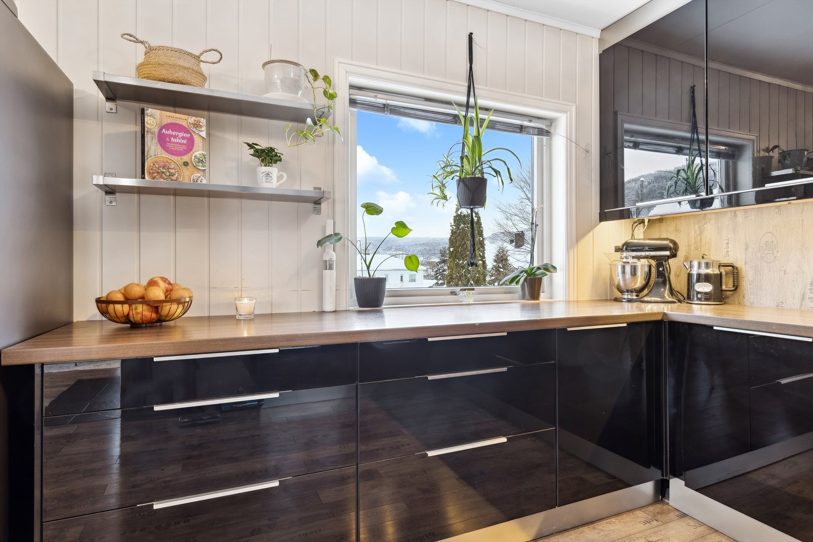 Leiligheten nyter godt av å ligge i 2. etasje og har begrenset med innsyn og meget gode lysforhold Galleribilde