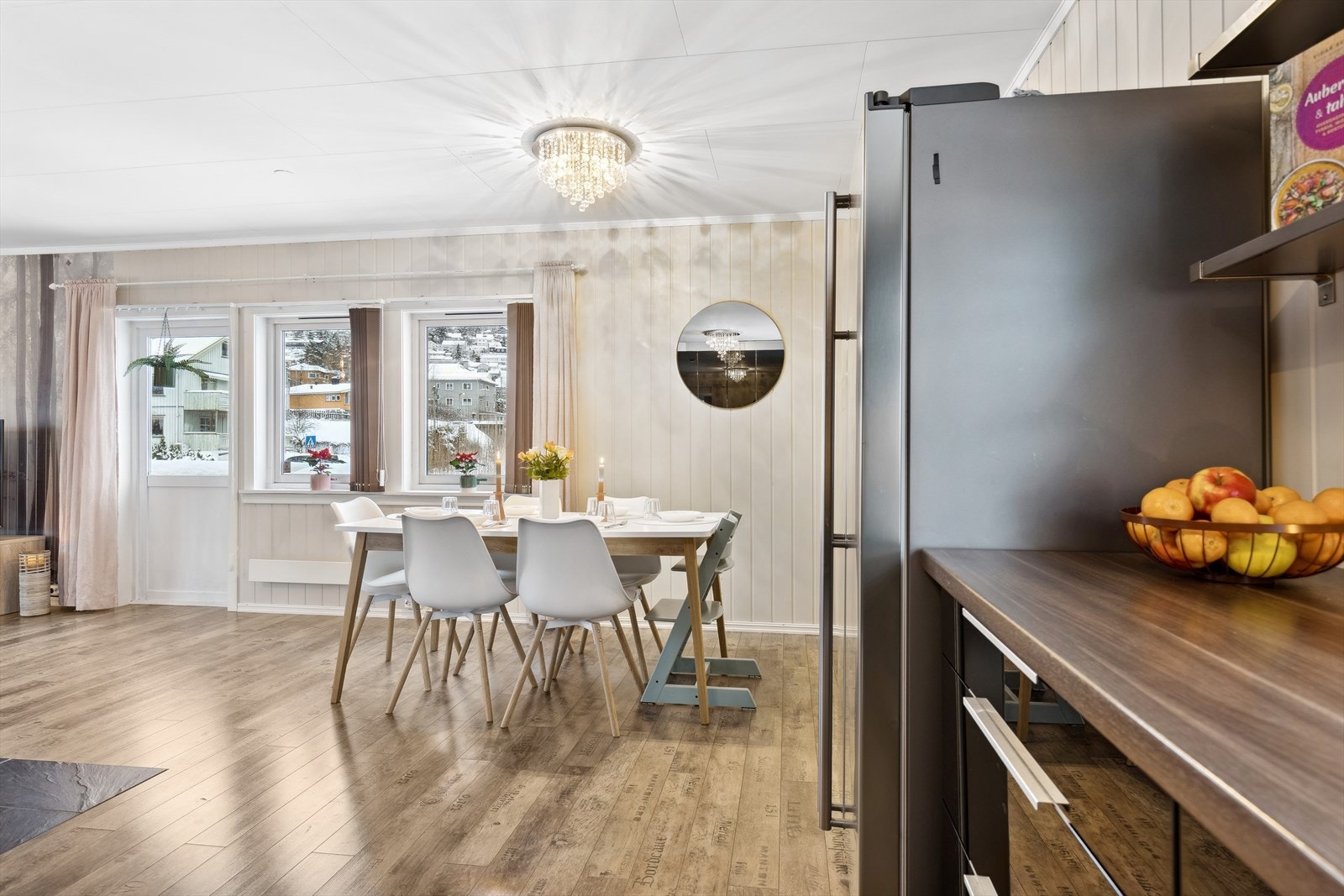 Allrommet stue og kjøkken ligger i åpen løsning til hverandre og har vinduer i tre himmelretninger Galleribilde