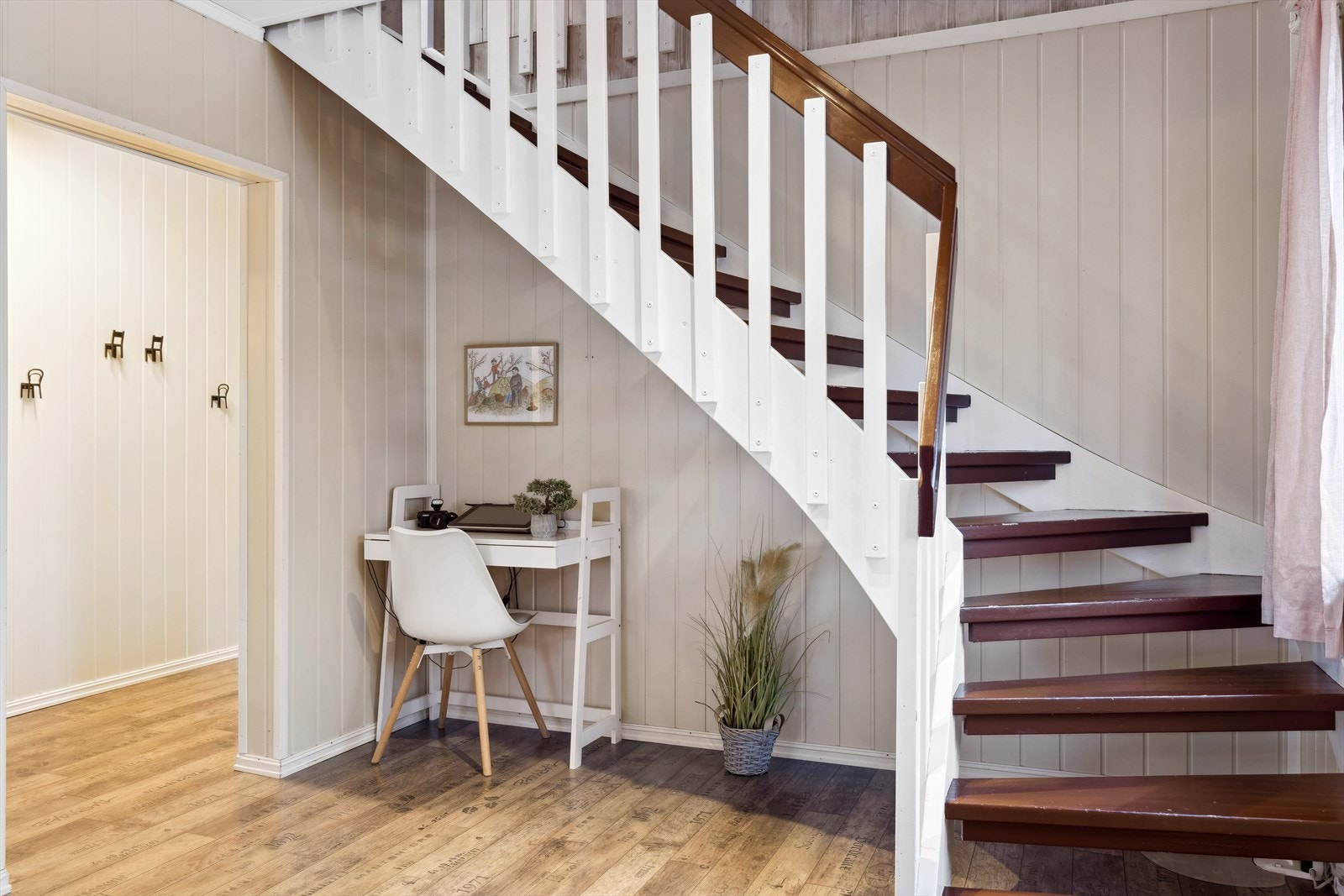 Smart kontorløsning under trappen Galleribilde