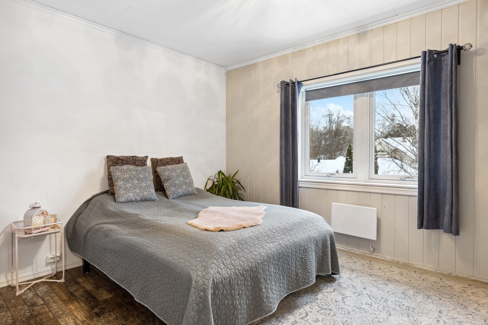 I hovedplanet er det ett soverom av god størrelse. Her er det innredet med en lekker garderobe Galleribilde