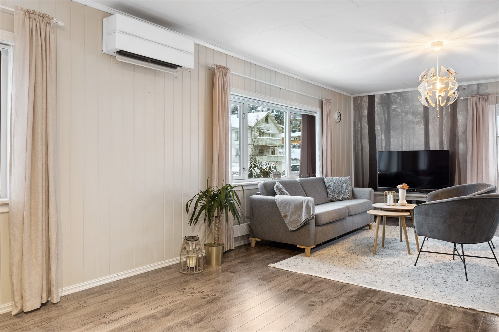 Leiligheten ble etablert rundt 1988, og de gjenværende vinduene er fra samme periode Galleribilde