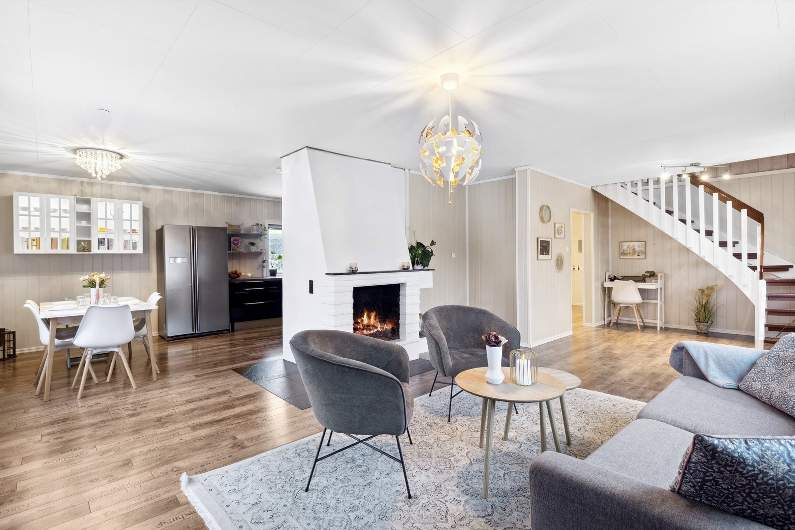 I stuen er det åpen peis og en varmepumpe som er installert i 2019. Vi gjør oppmerksom på at det er avdekt avvik på pipen som er forklart i prospektet Galleribilde