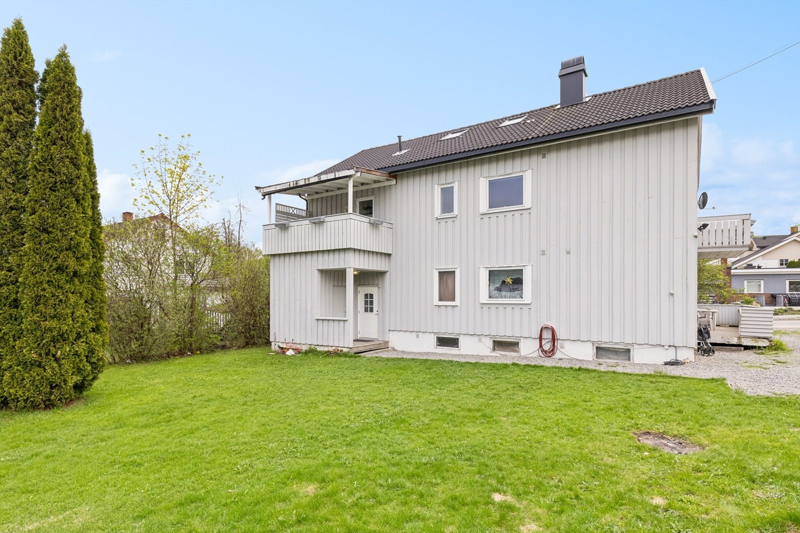 Innholdsrik 2. etasje av horisontaldelt tomannsbolig over to etasjer, med to verandaer og dobbelgarasje. Galleribilde